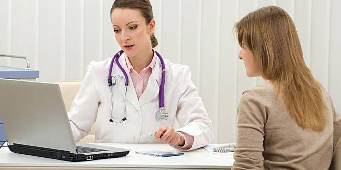Garota na consulta com um médico