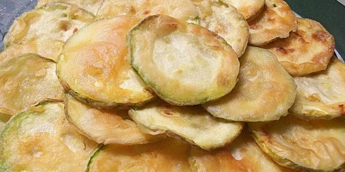 Vyprážané cukety plátky na panvici