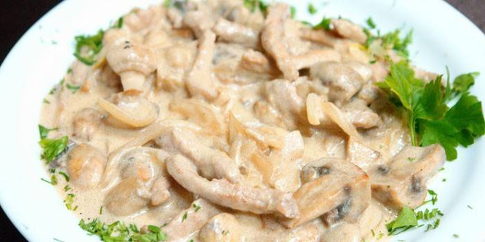 Strogonoff de carne com frango e creme de cogumelos