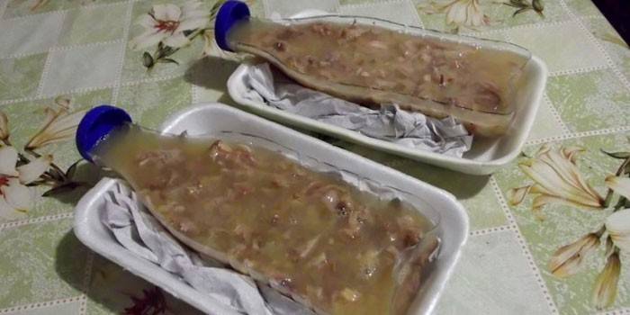 Galaretkowaty kurczak w plastikowej butelce