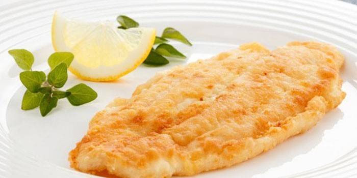 Smażony filet na talerzu