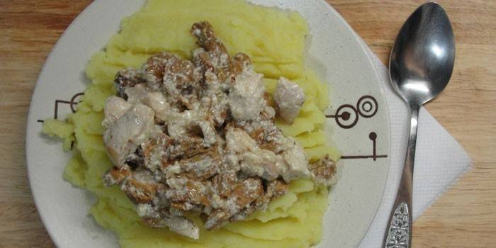 Przystawka z kurczaka z pieczarkami w kwaśnej śmietanie i puree ziemniaczanym