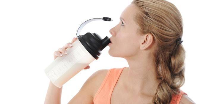 Menina bebe um shake de proteína