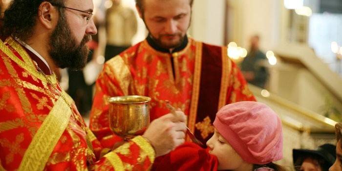 Comunhão da menina na igreja