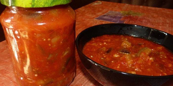 Berenjenas en salsa de tomate en un plato y una jarra