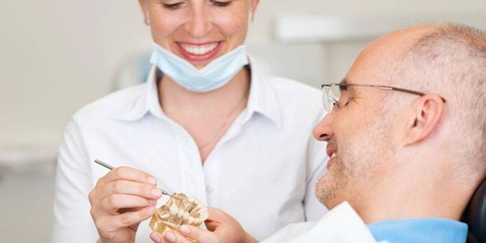 Homem na consulta do dentista