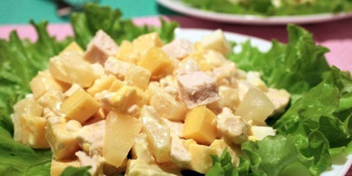 Aperitivo con piña y pechuga de pollo