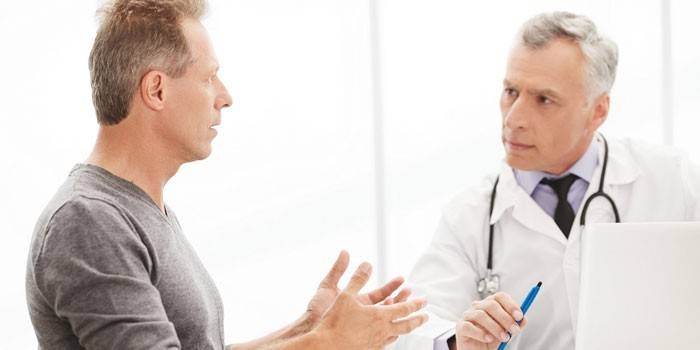 Um homem conversando com um médico