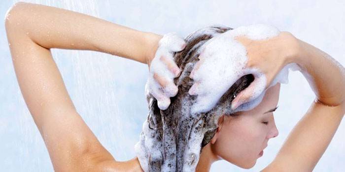 Chica lava el cabello