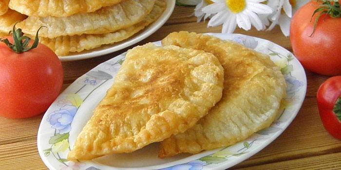 Empanadas fritas caseras en un plato