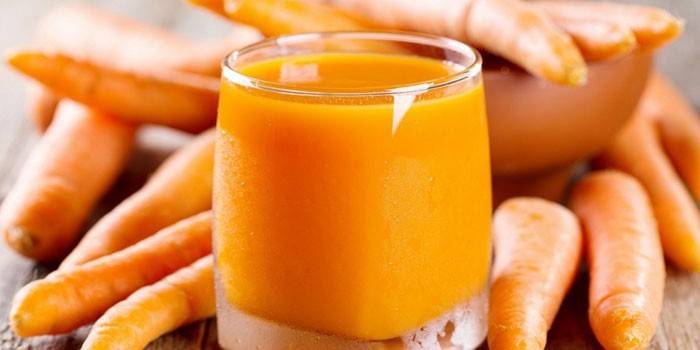 Suco de cenoura em um copo