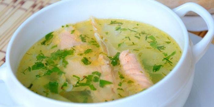 Sopa de peixe truta em um prato