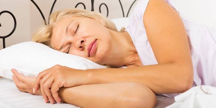 Mujer esta durmiendo