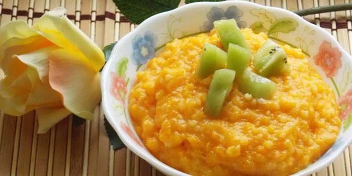 Um prato de mingau com pedaços de kiwi