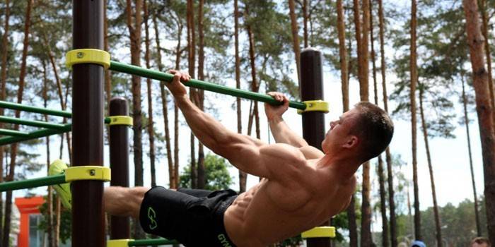 O cara faz um exercício na barra horizontal