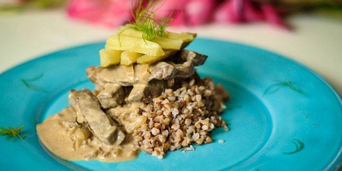 Stroganoff de res de hígado de res con trigo sarraceno