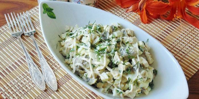 Peito defumado e salada de champignon