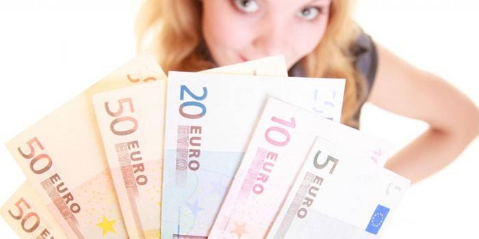 Dievča s eurom v ruke