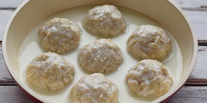 Albóndigas picadas en salsa de crema agria