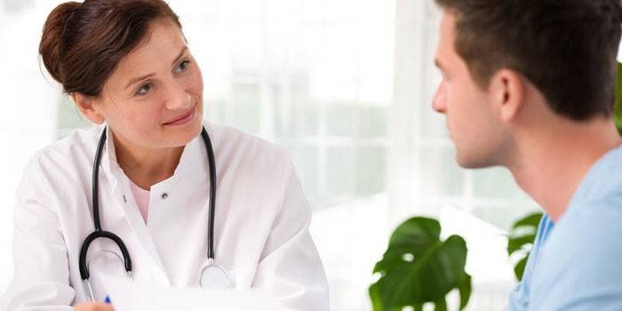Médico no consultório do médico