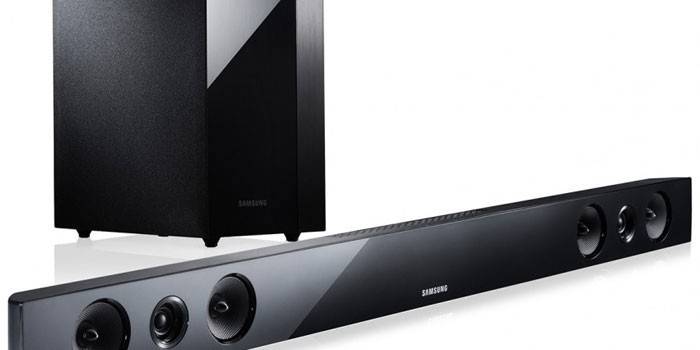 Soundbar so vstavaným subwooferom Samsung HW-E450