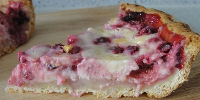 Tarta nadziewana kwaśną śmietaną