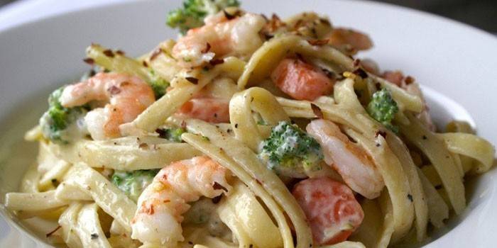 Macarrão de camarão e cogumelos
