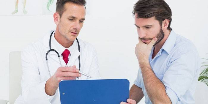 Homem na consulta do médico