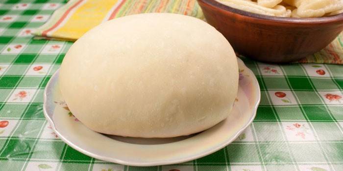 Ciasto drożdżowe na talerzu