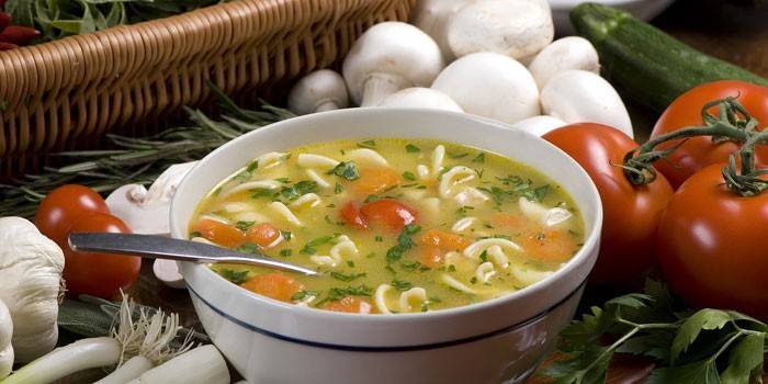 Sopa de caldo de carne de porco com macarrão