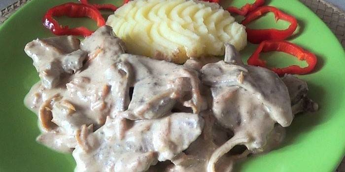 sójová omáčka v smotanovej omáčke s zemiakovou kašou