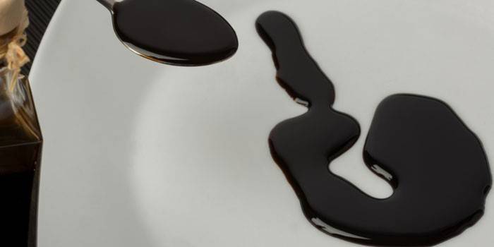Gotowy ocet balsamiczny w łyżce i na talerzu