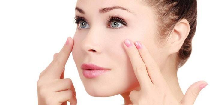 Garota faz massagem facial contra rugas