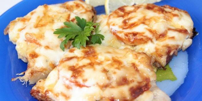 Carne al horno francés en un plato