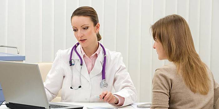 Chica en la cita del doctor