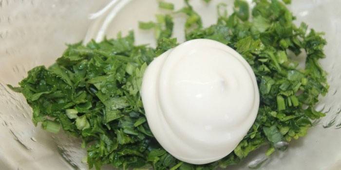 Mayonesa y verduras en un plato