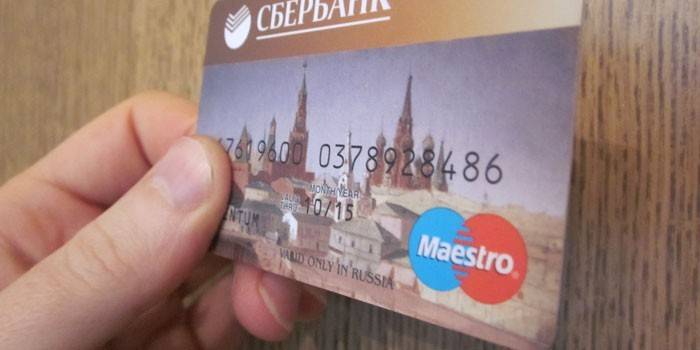 Karta natychmiastowa Sberbank w ręku