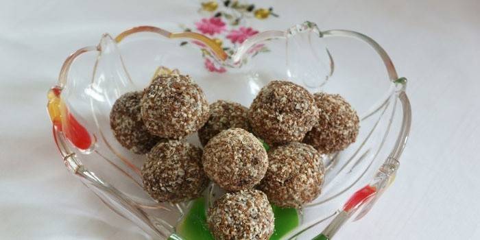 Bolas de bolo em uma caixa de doces