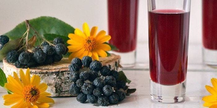 Jugo de aronia en vasos