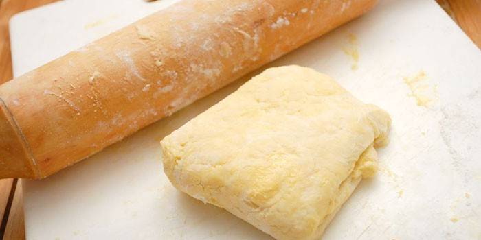 Pred rozvaľkaním rozkrájajte cesto na doštičku