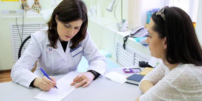 Mulher na consulta do médico