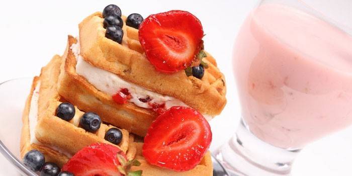 Waffles grossos com creme e bagas