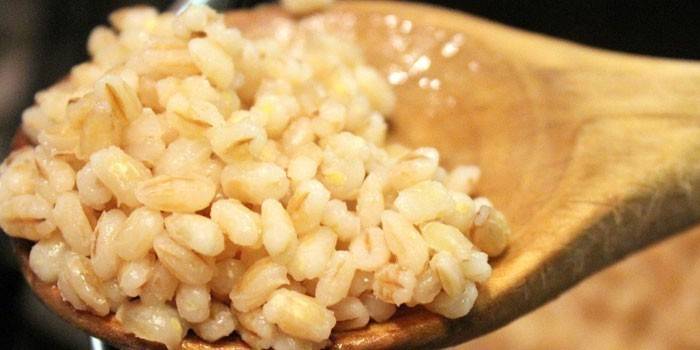Grumos friáveis ​​em uma colher de pau