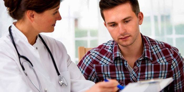 Hombre en la cita del doctor