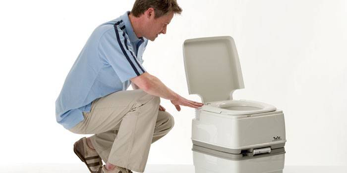 Muž študuje model suchého šatníka Thetford Porta Potti 365