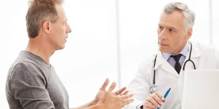 Hombre en la cita del doctor