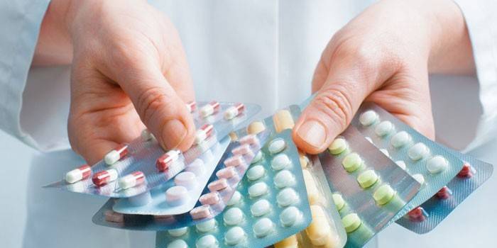 Doctor tiene pastillas en las manos