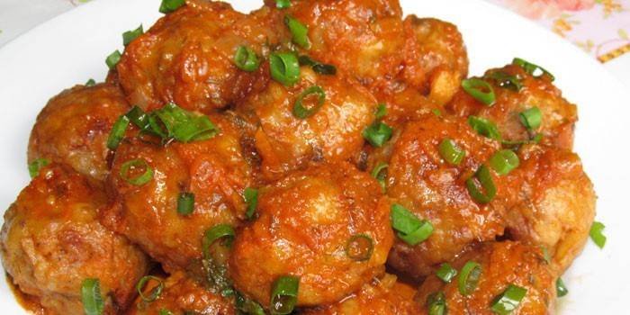Albóndigas con arroz en salsa de tomate