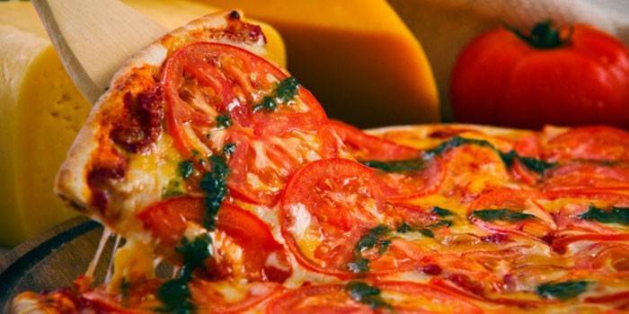 Gotowa pizza Margherita z pomidorami i pesto