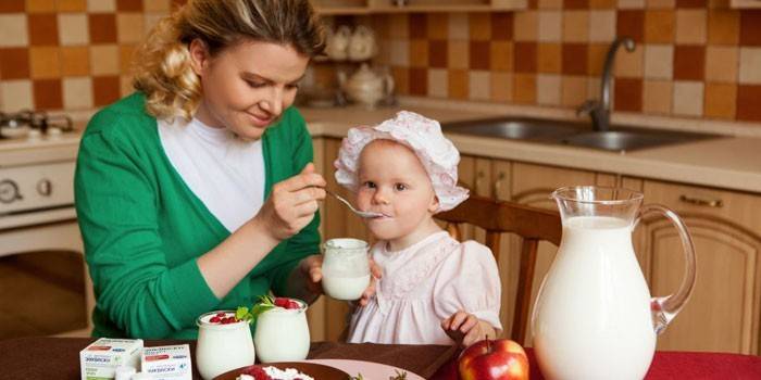 Mamá alimenta al bebé